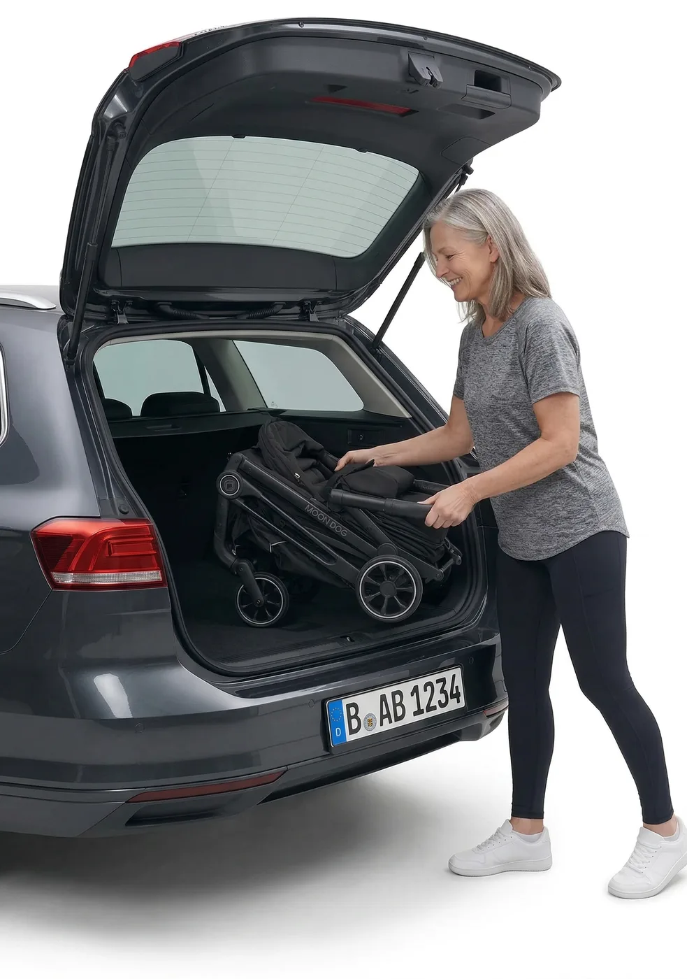 MOON Dog Hundebuggy zusammengeklappt wird in den Kofferraum gelegt